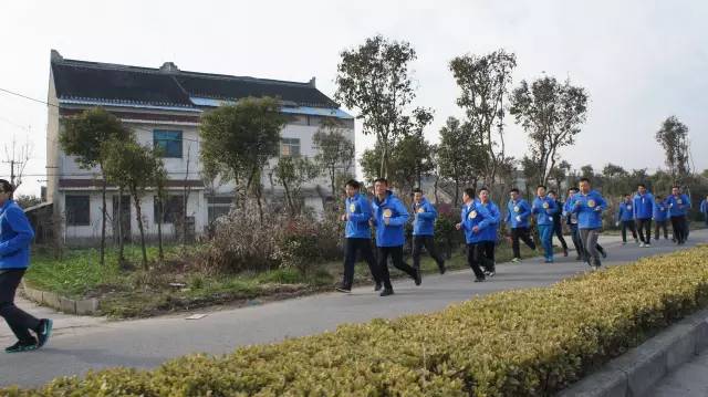橡塑保溫材料廠家銷售員奔跑中 橡塑保溫材料廠家銷售員奔跑中